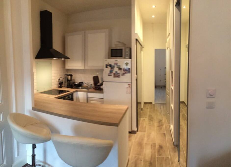 Cuisine et couloir menant à la chambre