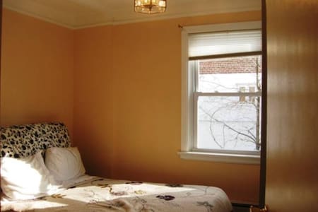 Spacious Room with Shared Bathroom NO PARKING