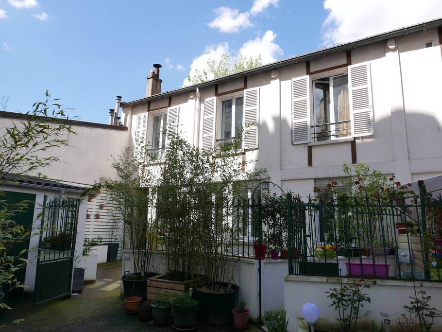 Maison de ville avec cours privative ne donnant pas sur la rue