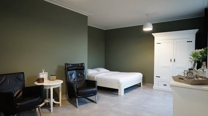 Hapësira e dollapit e disponueshme dhe një krevat i rehatshëm Auping. 