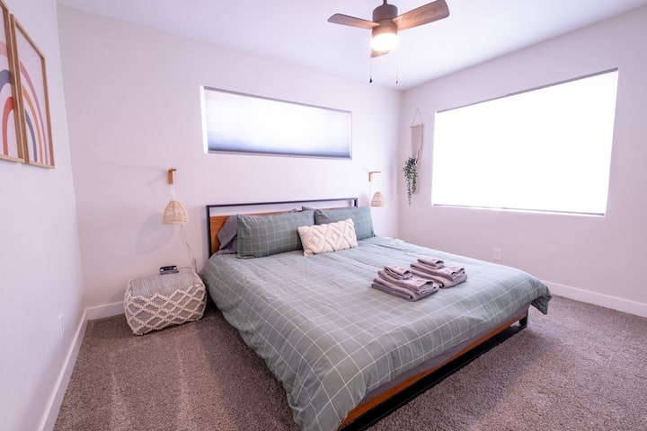 Cama tamaño king con vista al patio trasero.