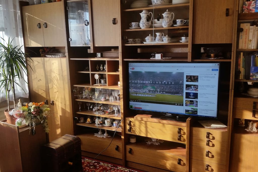 Retro wall from the 80´s with new TV.