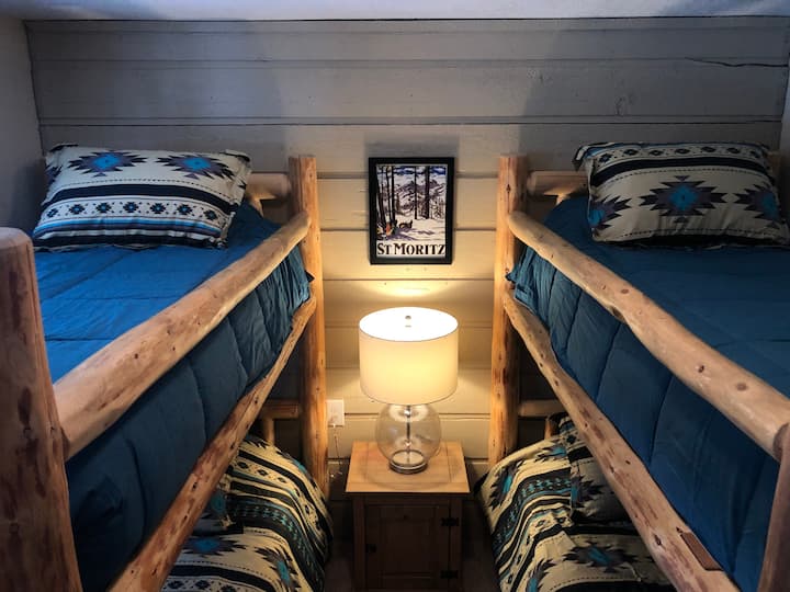 ห้องเตียงสองชั้นคู่ = เตียงแฝด 4 หลังเพื่อความเพลิดเพลินหลายครอบครัว