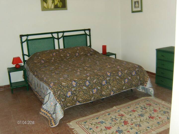 chambre à grand lit