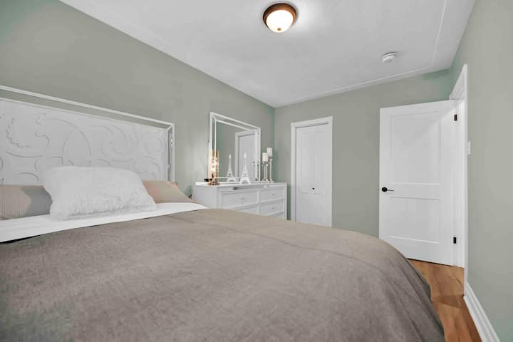 Osvijetljena primarna spavaća soba s ormarom