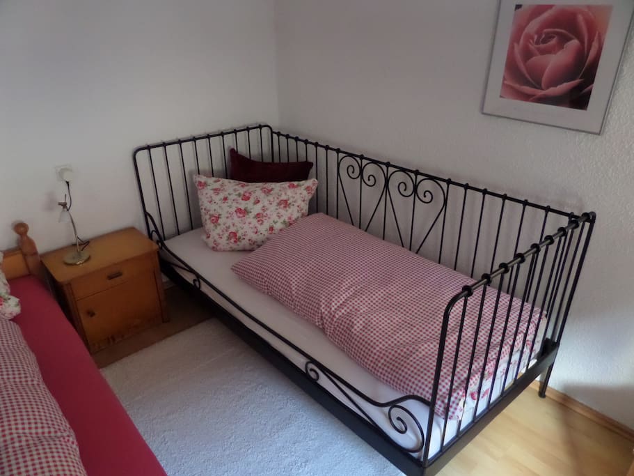 Einzelbett im großen Zimmer