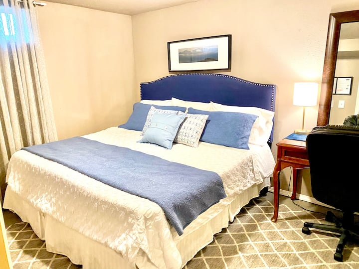 חדר 3 - מיטת קינג סייז עם מזרן קצף, שידה, שולחן עם כיסא, מנורות, מראה, ארון עם קולבים, חלון אחד, ממוקם במרתף. אורח אחד לכל חדר, רכב אחד לכל אורח, ללא חיות מחמד, ללא מבקרים/אורחים במסיבות כדי להבטיח שקט ושלווה לשני אורחים אחרים.