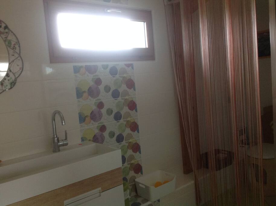 salle d'eau privative. Douche & toilettes sèches.