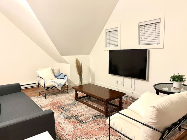Adorable 1 Bedroom Place With Pool - Kelowna