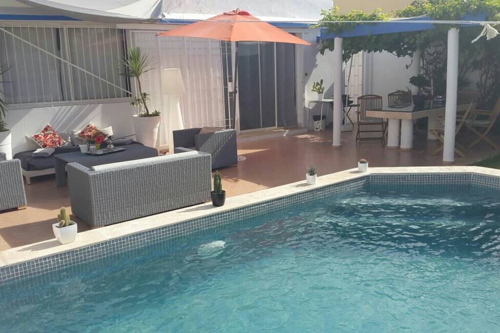 Piscine privee surelevee. Attention la piscine doit etre surveillee en presence d enfants