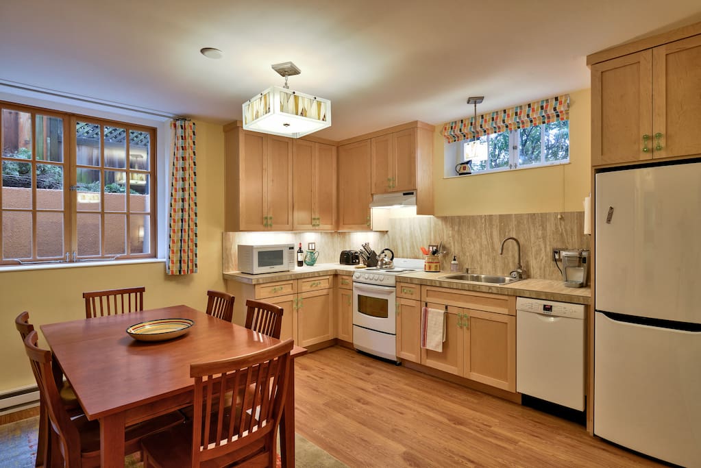 Dining area seating 6 with fully equipped kitchen