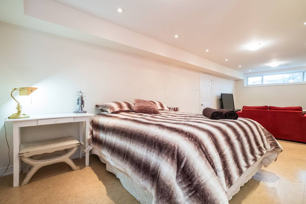 Queen size bed and desk.