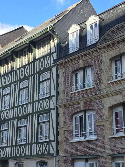 L'immeuble de la rue , l'appartement est à l'intérieur de la cour.