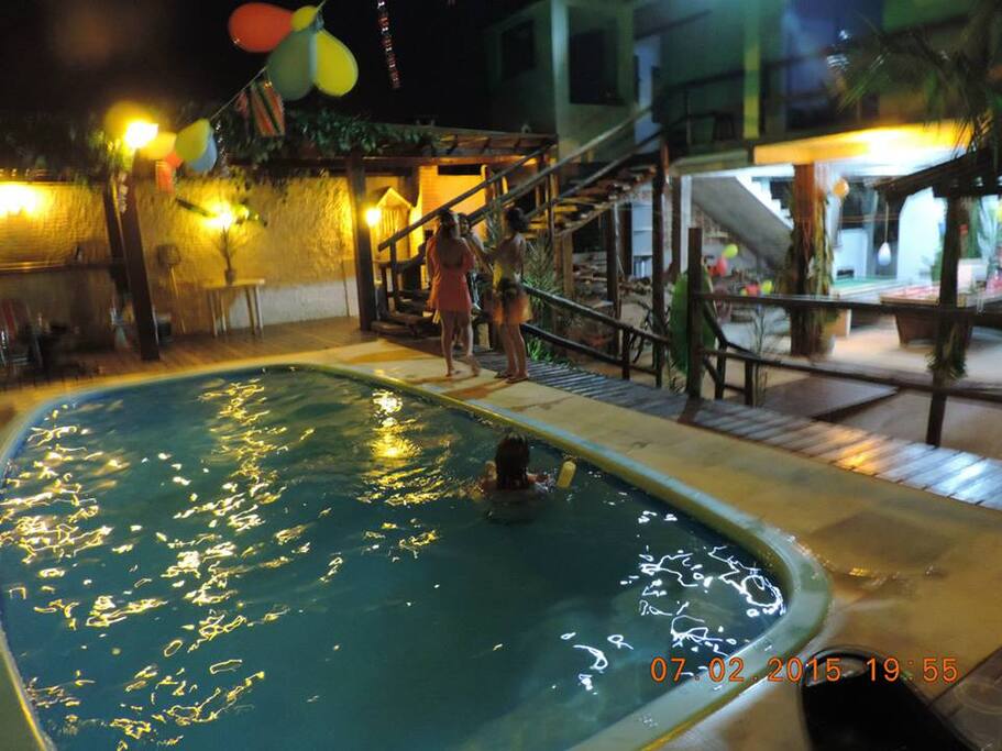 Que tal uma piscininha noturna?