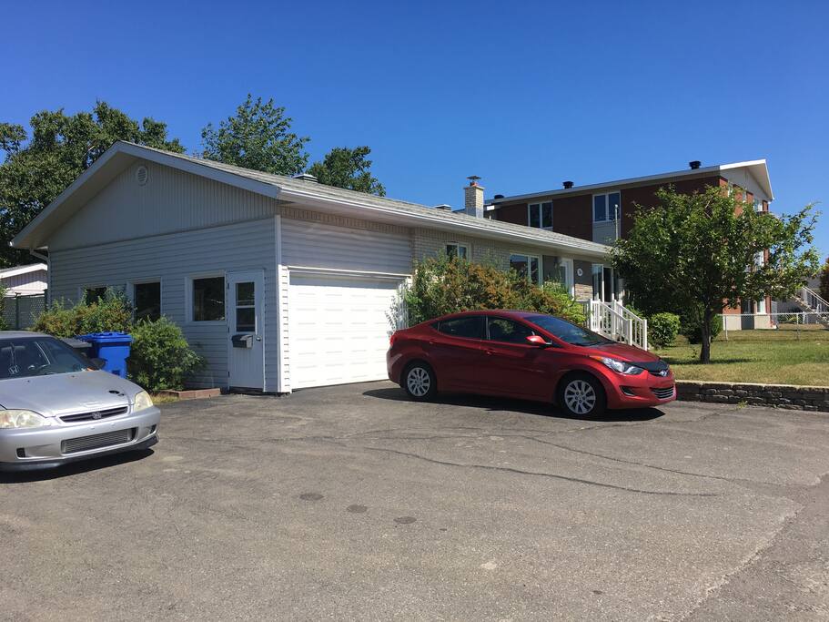 L’accès au logement se fait par la porte sur le côté du garage.