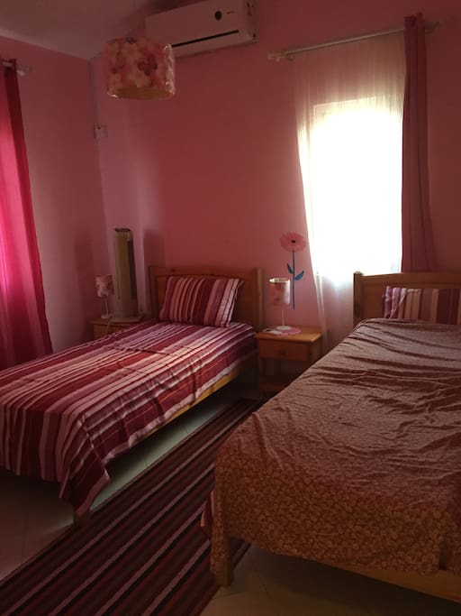 bed room with 2 single beds