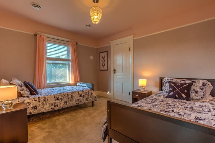 שתי מיטות יחיד בחדר הזה.