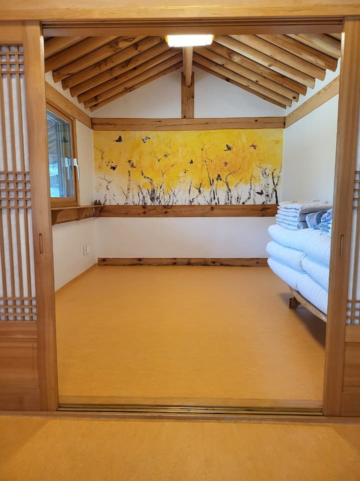 Habitación Hwangto,
pino doméstico y
Jeonju Hanji, el suelo natural del marmorio, pone toda la vida cansada y te hace descansar cómodamente. 