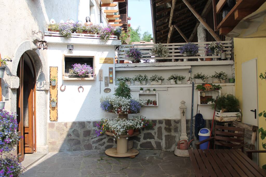 Cortile d'accesso all'abitazione