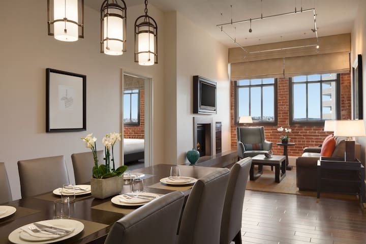 Luxury 2 Bedroom Condo with two free valet spots