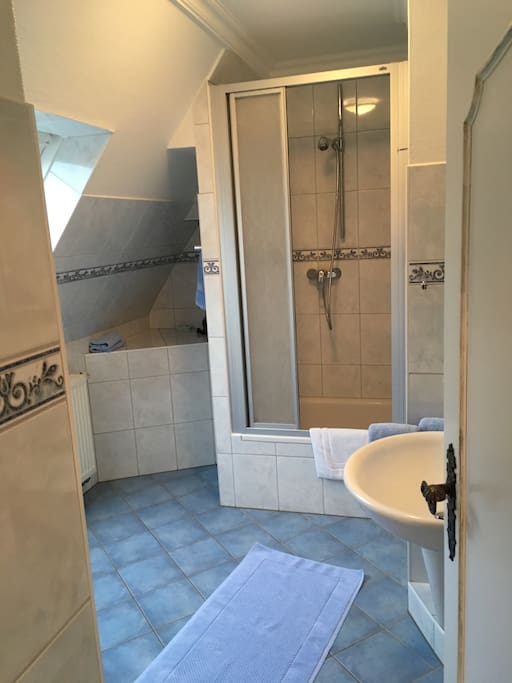Großes Badezimmer