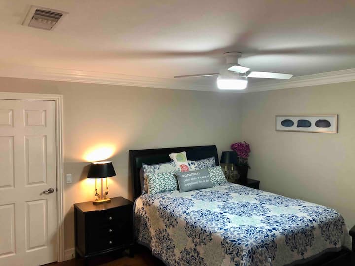 Camera da letto n.2 con 1/2 bagno e TV.