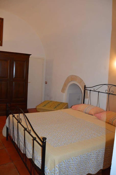 Camera da letto (3 posti letto)
1 letto matrimoniale + 1 divano letto ( posto singolo)