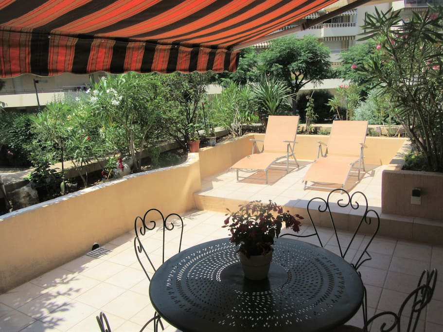 Terrasse avec store
