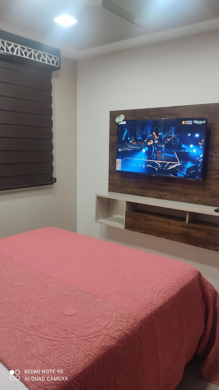 Dvojlôžková spálňa na najvyššom poschodí s televízorom, klimatizáciou a LED svetlami v strope.