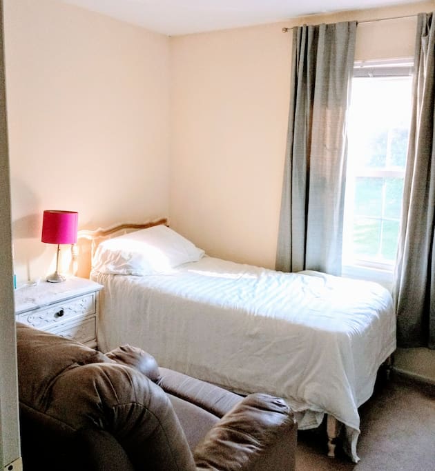 Guestroom w/ single bed