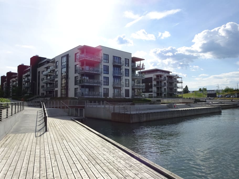 The apartment is situated directly on the seaside