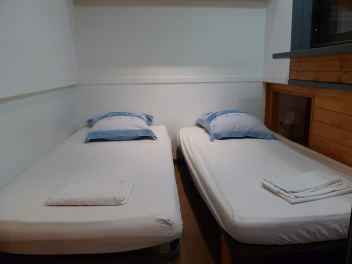 Во спалната соба има 2 единечни кревета. Се наоѓа помеѓу влезниот ходник и кујната. Обезбедени се чаршафи, перници, навлаки за перници и јорганчиња. 