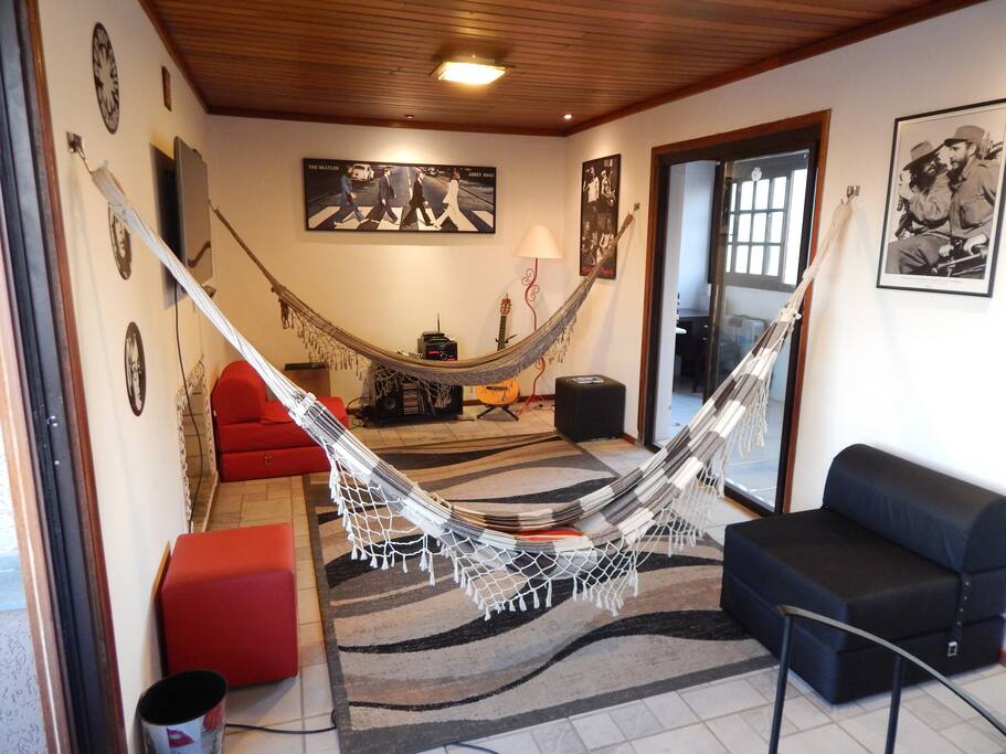 Sala parte superior estilo cabana com duas redes para relaxar