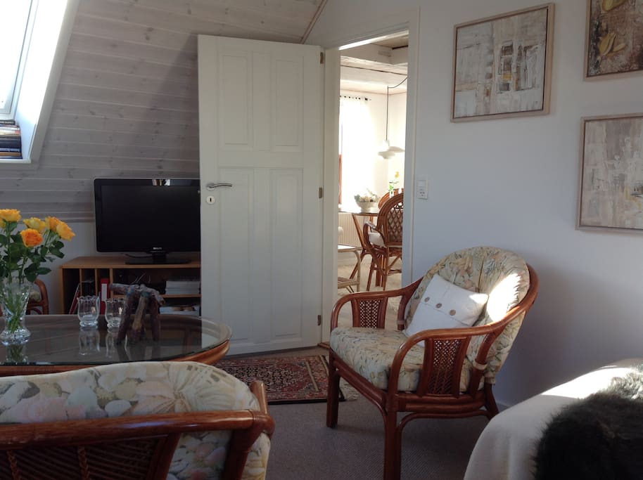 Opholdsstue med 2 senge, sofa, stole, TV m.v.