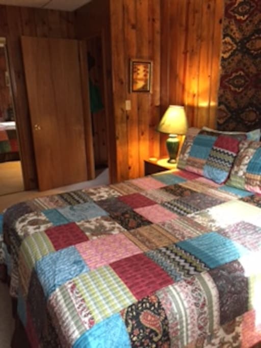 Master bedroom, queen bed