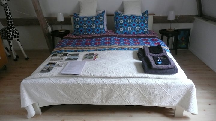 חדר שינה בקומה 2 - בחזית  - המיטה.