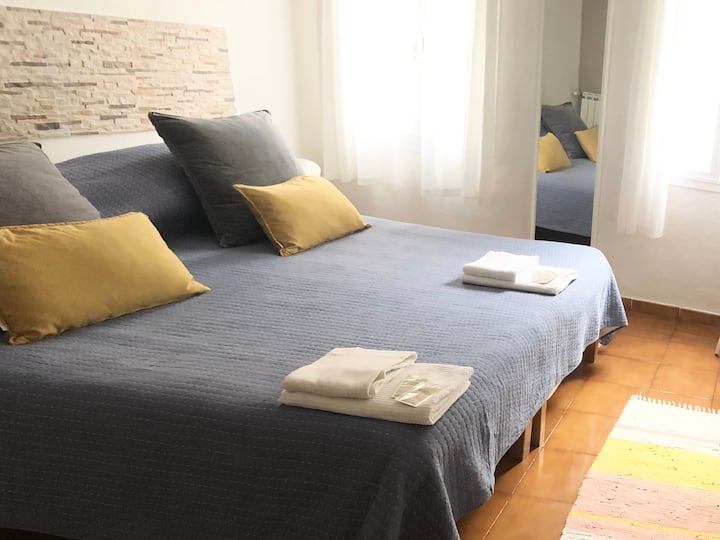 Υπνοδωμάτιο &quot;Chloé &quot;, δεύτερος όροφος, διπλό κρεβάτι ή δύο μονά.