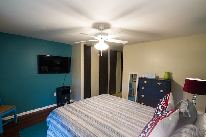 Chumba cha kulala kilicho na skrini bapa ya runinga, makabati ya kutosha, na bafu kamili la kujitegemea