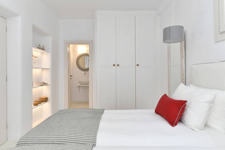 Ciel Paros Villas – Ianthe | 4BR Villa & Jacuzzi gallery image 4