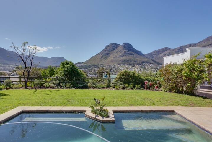 4 Bedroom Luxury Accommodation in Hout Bay gallery image 3