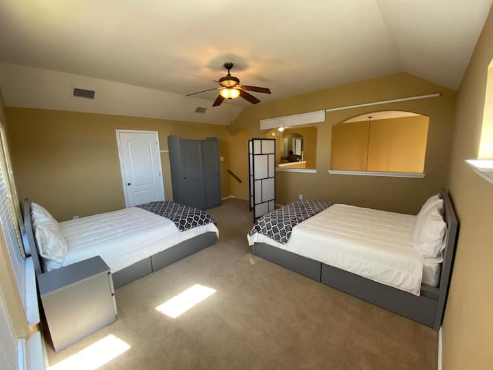 Ika -4 na Silid - tulugan/ Flex na Kuwarto

2 Queen Beds w/ New CASPER MATTRESSES 
Closet/Dresser Combo w/ Hangers
Ceiling Fan
Room Divider 
Mga Shade para sa Open Archways 
Mga railing na naka - install sa arch area pagkatapos makuha ang litratong ito 