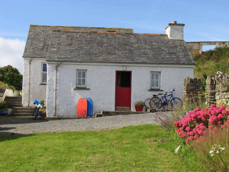 Traditional cosy seaside cottage Cottages for Rent in Kilbrittain