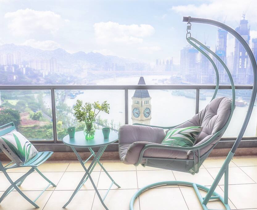 观景大阳台。房间卧室和客厅以及阳台的超大落地窗都能看到对岸解放碑和洪崖洞的绝美江景夜景,傍晚还可坐在飘窗上看夕阳倒映在江上缓缓落下。