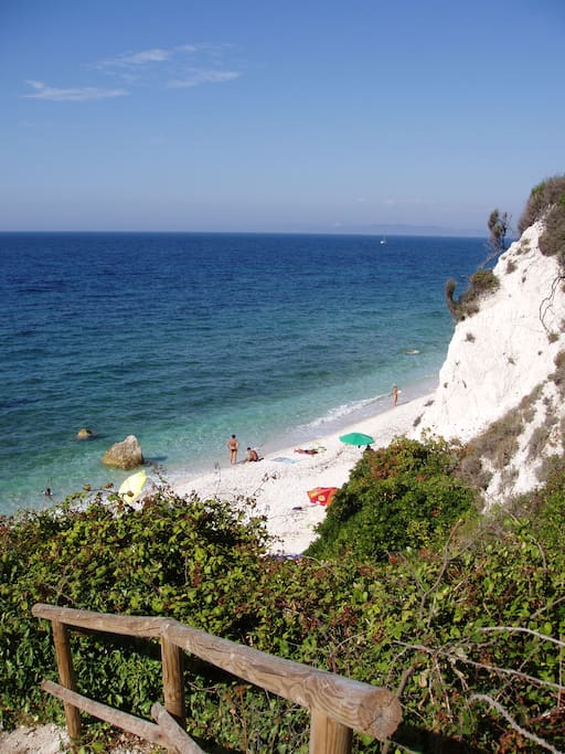 La spiaggia di Sottobomba a 150 metri ( 3 minuti a piedi da casa)