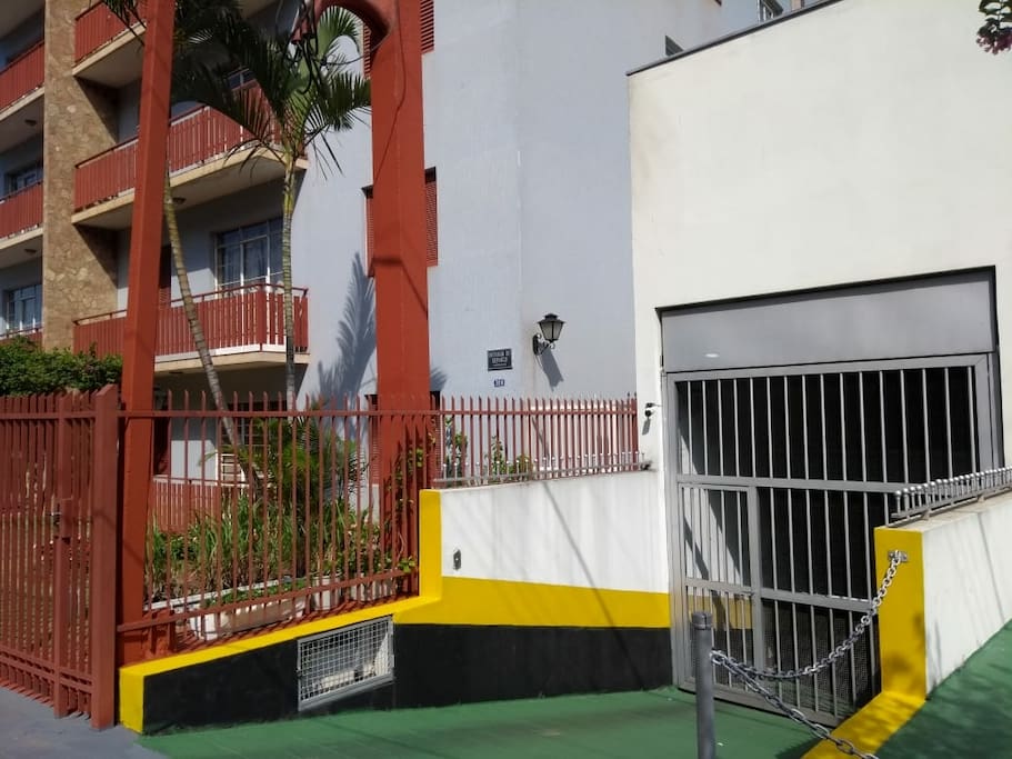 Garagem ao lado do prédio. Coberta , bem espaçosa, fechada com controle remoto.