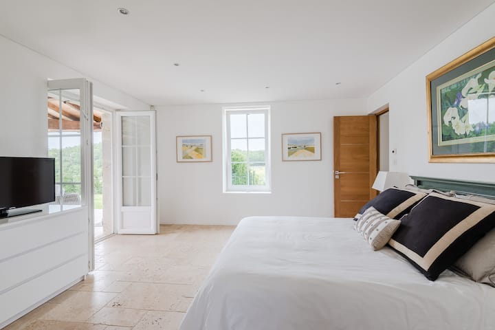 Glavna spavaća soba koja vodi do bazena