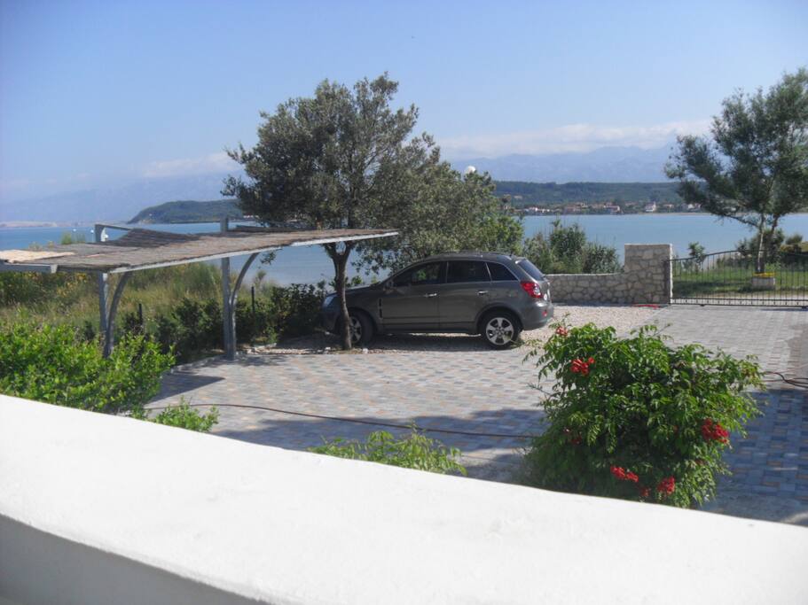 parking (house and surroundings)