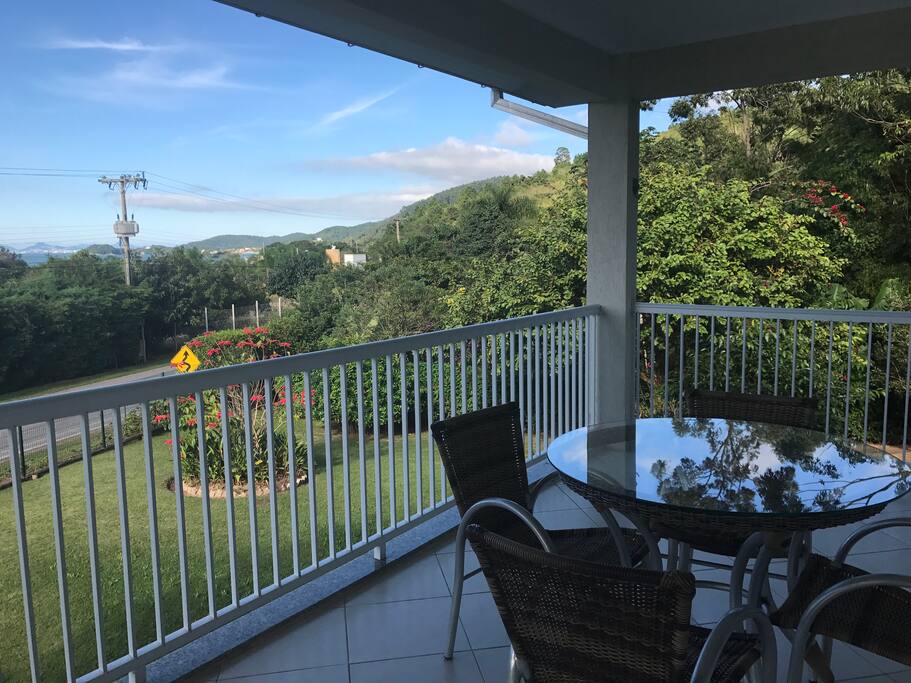 Casa superior : sacada com vista para o mar.
Acesso à praia a 500 metros
Casa fica em frente à Pousada Recanto das Flores na Costeira da Armaçao da Piedade