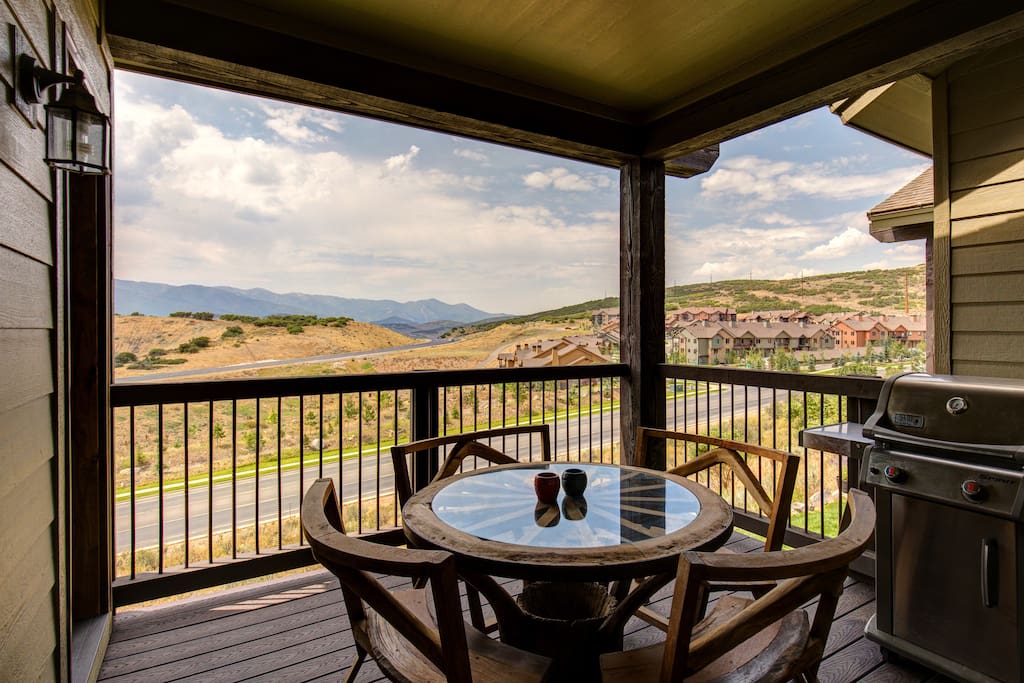 Balcony to enjoy amazing mountain views - BBQ, table and chairs