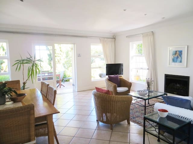 Ground Floor Apt 3 bed,2 bath, 3 min walk to beach